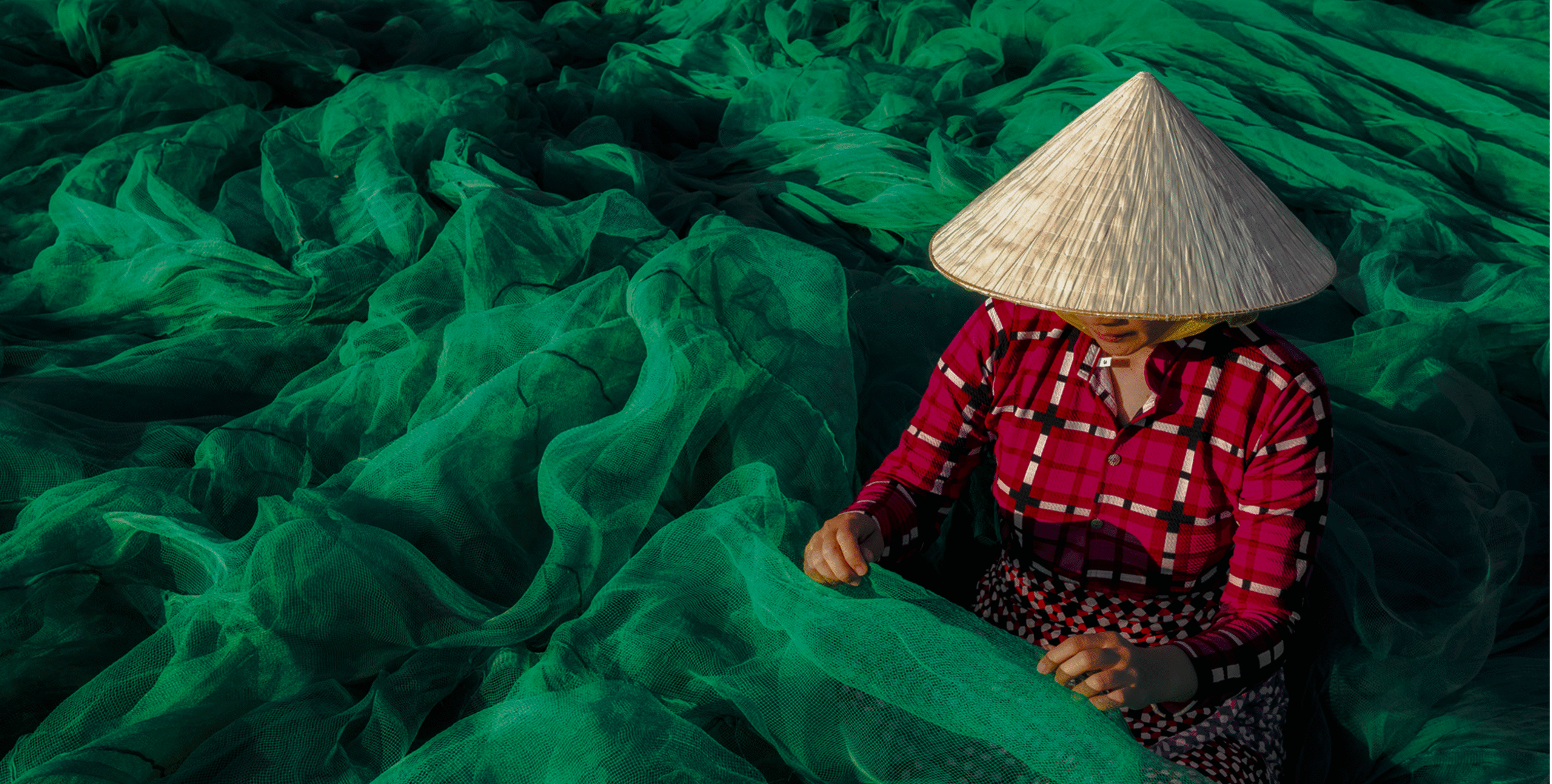 03 woman repairing fishing net AdobeStock_223497446 1 (1)